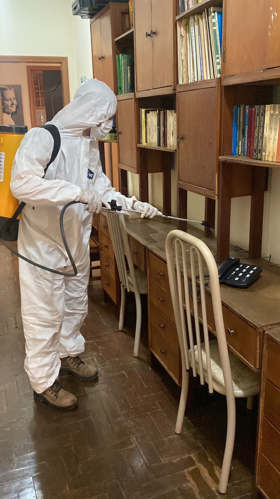 Técnico aplicando tratamento contra cupins